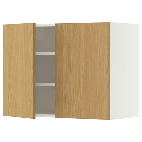 Une armoire de cuisine en bois avec des portes en chêne clair et plusieurs étagères.