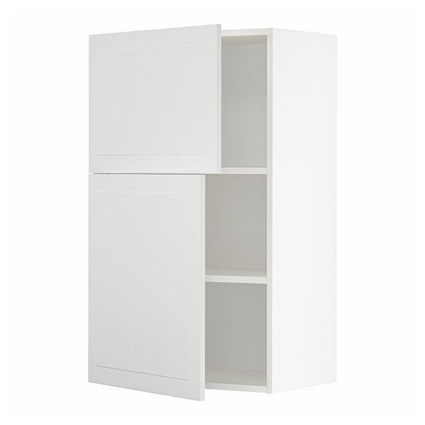 Armoire blanche, à deux portes avec étagère réglable. Design moderne et carré. Une porte ouverte, étagère révélatrice.