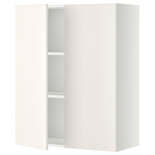 Une armoire murale METOD blanche avec deux portes ouvertes laissant apparaître une étagère réglable à l’intérieur.