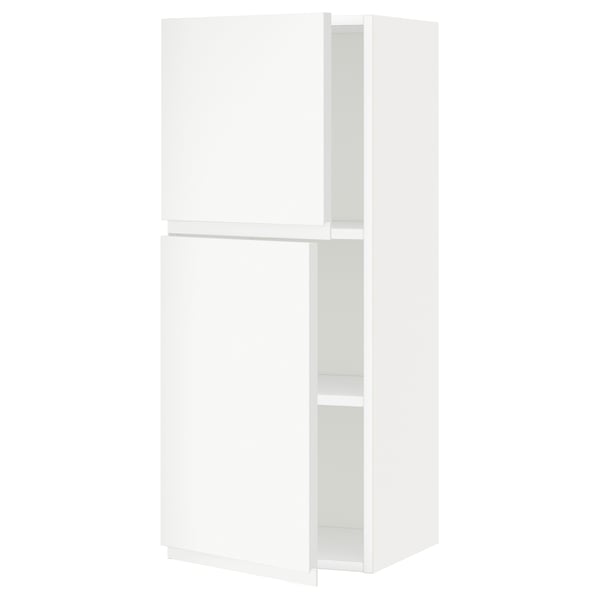 Armoire murale de cuisine METOD blanche au design minimaliste et finition mate.
