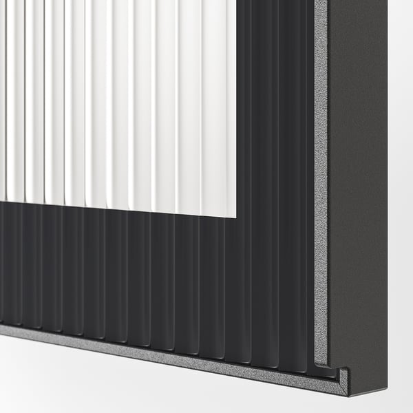 Armoire de cuisine noire moderne avec porte en verre texturé.