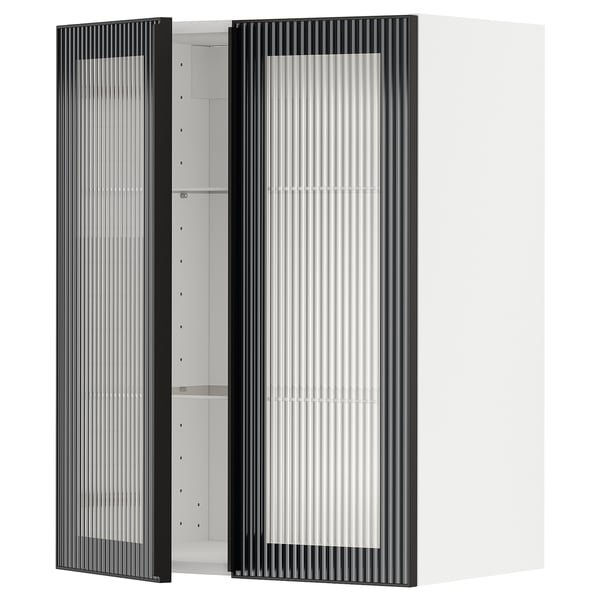 Armoire de cuisine noire moderne avec portes en verre cannelé et étagères réglables.