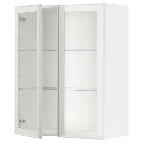 Vous voyez une armoire de cuisine METOD blanche avec des portes en verre et des étagères en verre transparent encadrées de métal, qui s’intègre parfaitement dans les designs de cuisine modernes.