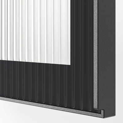 Détail de l’armoire de cuisine moderne : cadre noir élégant, panneau de verre texturé.