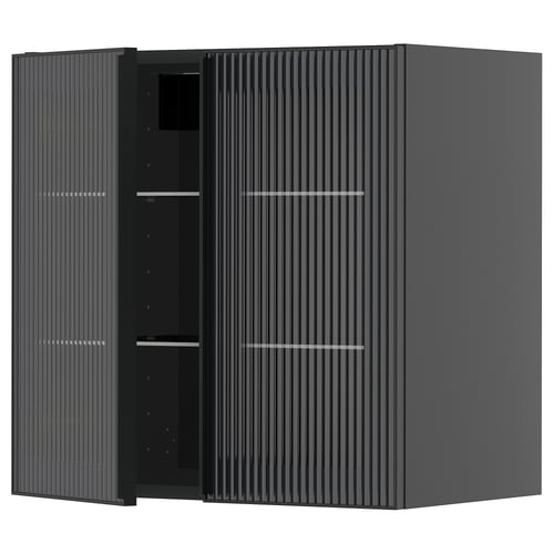 Armoire de cuisine noire avec poignées en verre cannelé et métal.