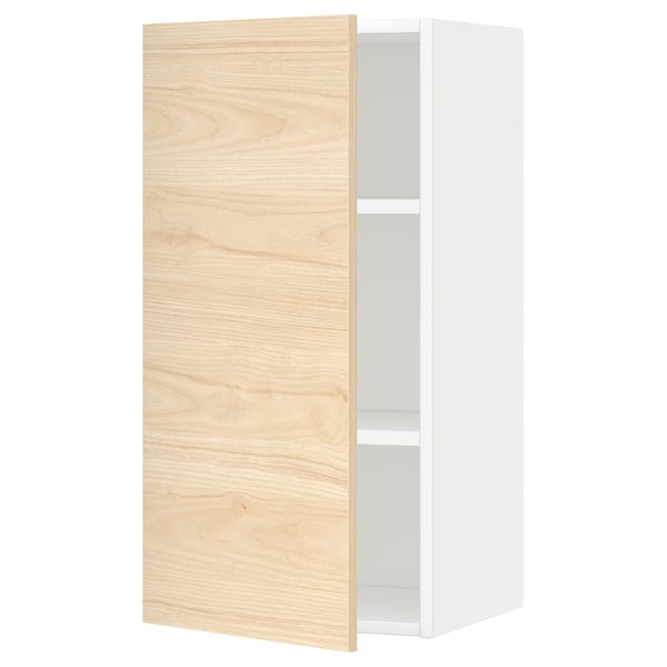 Armoire de cuisine METOD avec porte à motif de frêne, blanche, étagère simple réglable.