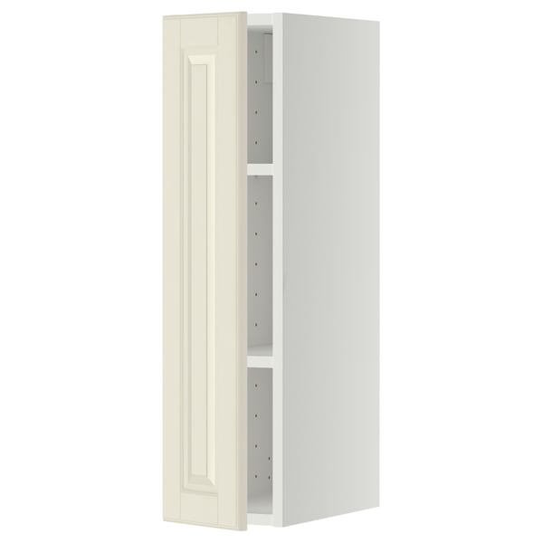 Une armoire de cuisine METOD blanche avec des bords biseautés blanc cassé. Il s’agit d’une grande unité de rangement rectangulaire avec deux étagères visibles à l’intérieur.