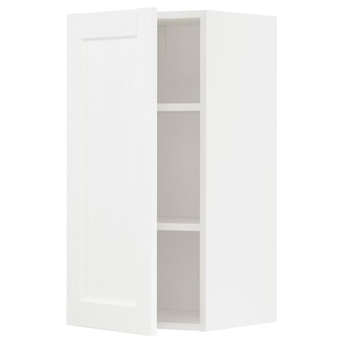 Un meuble mural blanc IKEA METOD avec une porte ouverte, révélant une étagère réglable à l’intérieur.