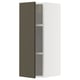 Une armoire murale haute, étroite et blanche avec des portes brun foncé, une ouverte révélant des étagères.