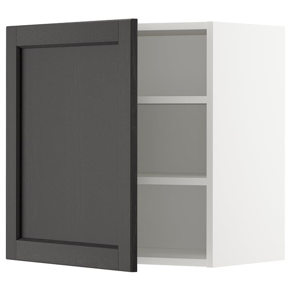 Un meuble de cuisine METOD ouvert avec une porte en frêne teinté noir et trois étagères. Les bords biseautés de la porte se fixent à gauche ou à droite.