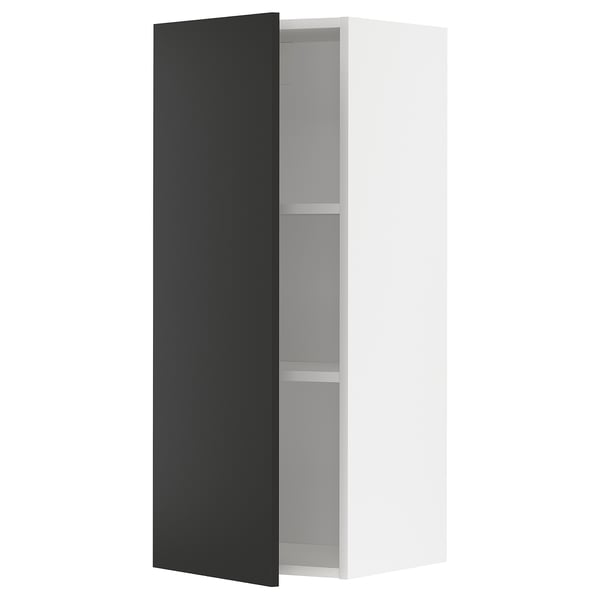 Armoire de cuisine blanche moderne, porte noire ouverte, étagère réglable à l’intérieur.