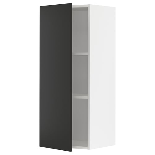 Armoire de cuisine blanche moderne, porte noire ouverte, étagère réglable à l’intérieur.