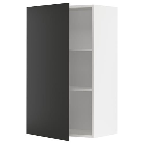 Une armoire murale de cuisine METOD avec une porte nickebo noire et deux étagères à l’intérieur.