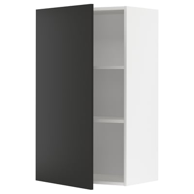 Une armoire murale de cuisine METOD avec une porte nickebo noire et deux étagères à l’intérieur.