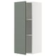 Armoire de cuisine moderne, blanche et gris-vert, design mince, avec une porte légèrement entrouverte.