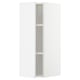 Une armoire d’angle haute, étroite et blanche pour le rangement de la cuisine avec des étagères internes.