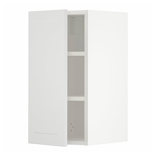 Armoire METOD blanchâtre, rectangulaire mince, étagères verticales, portes blanches, style artisanal.