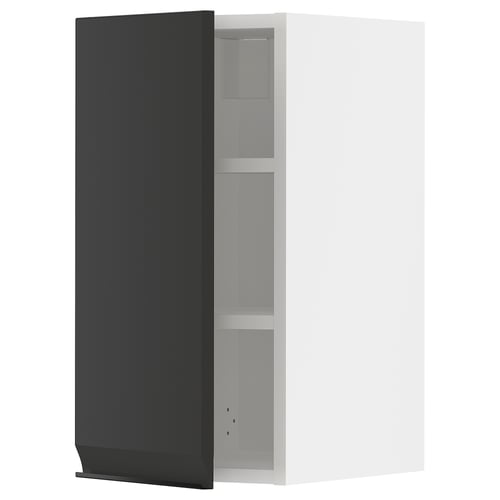 Une armoire murale moderne noire METOD avec un design élégant et minimaliste, avec une porte et des étagères réglables.