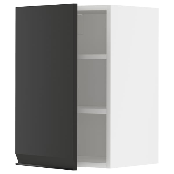 Armoire de cuisine moderne, vue dégagée, blanc et noir, étagères en métal