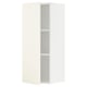 Une armoire de cuisine ikea METOD blanche. Il s’agit d’une seule porte et d’étagères réglables.
