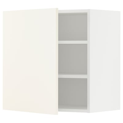 Armoire de cuisine METOD : blanche, rectangulaire, avec trois étagères, porte ouverte.