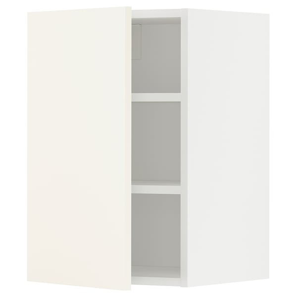 Une armoire murale METOD blanche d’ikea avec trois étagères. Il est rectangulaire et a un design simple et moderne.