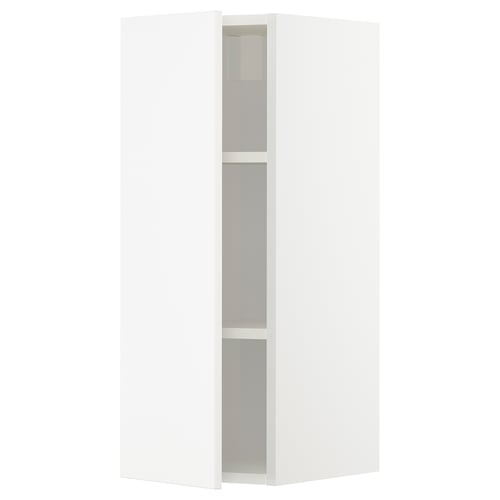 Un meuble de cuisine METOD blanc, élégant et moderne avec des surfaces lisses. Il est rectangulaire et haut, avec plusieurs compartiments à l’intérieur.