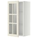 Cette image montre une armoire de cuisine ikea METOD blanche avec quatre portes en verre, avec un design traditionnel avec des bords biseautés.