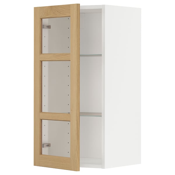 Armoire en bois blanc avec étagères en verre, garniture en chêne, ouverte sur le côté gauche.