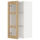 Armoire en bois blanc avec étagères en verre, garniture en chêne, ouverte sur le côté gauche.