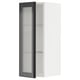 Une armoire murale METOD blanche d’ikea avec une porte en verre hejsta noir dotée d’un cadre en métal et d’un verre cannelé.