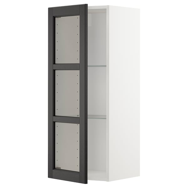 Armoire de cuisine METOD blanche avec cadre teinté noir et étagères en verre.