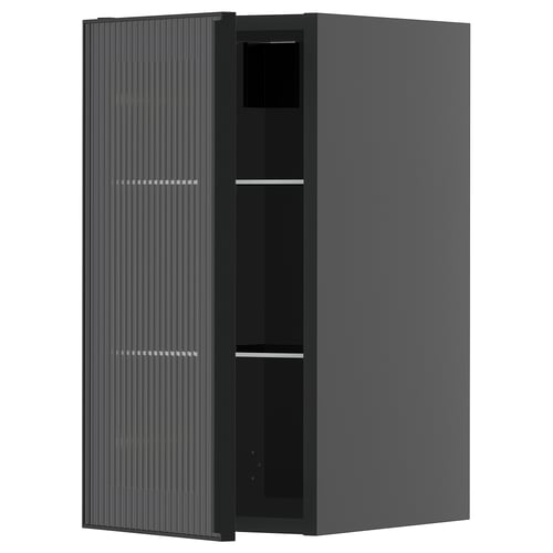 Une armoire de cuisine METOD gris foncé avec une porte vitrée dotée de rainures verticales et d’un cadre métallique élégant.