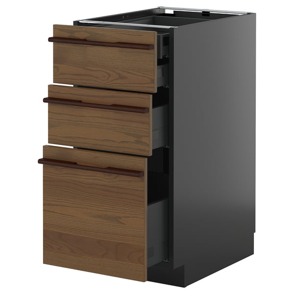 Unité de cuisine moderne avec base grise et tiroirs en bois foncé avec poignées élégantes.