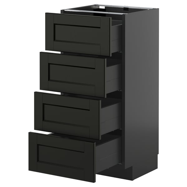 Un meuble de cuisine METOD noir avec quatre tiroirs ouverts en bois et des poignées en acier inoxydable foncé, présentant un design traditionnel et élégant.