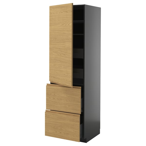 Une grande armoire de cuisine, nommée METOD, avec des portes en bois clair et des côtés gris foncé. Il comporte trois tiroirs et une étagère ouverte.