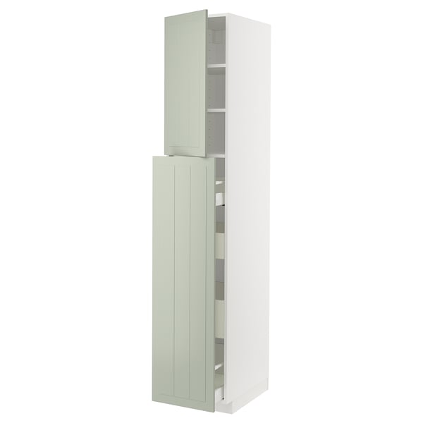 Une armoire haute, blanche et verte du système de cuisine METOD avec des façades en stensund vert. Il comporte plusieurs étagères et tiroirs.