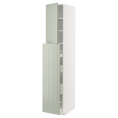 Une armoire haute, blanche et verte du système de cuisine METOD avec des façades en stensund vert. Il comporte plusieurs étagères et tiroirs.