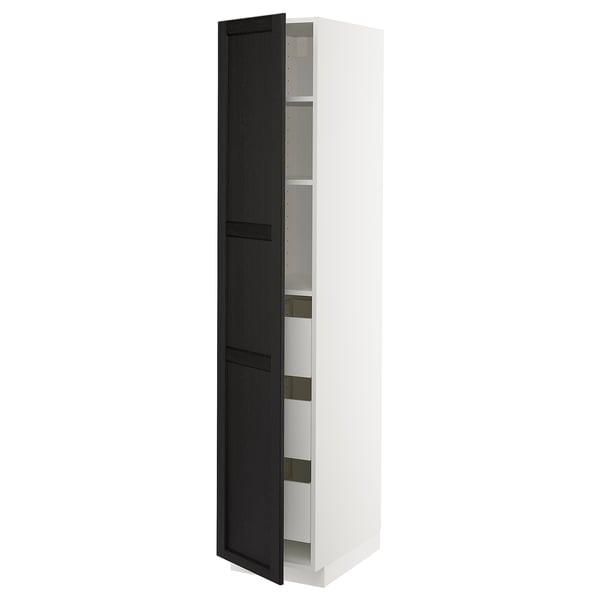 Armoire de cuisine blanche ouverte avec porte en bois foncé, étagères.