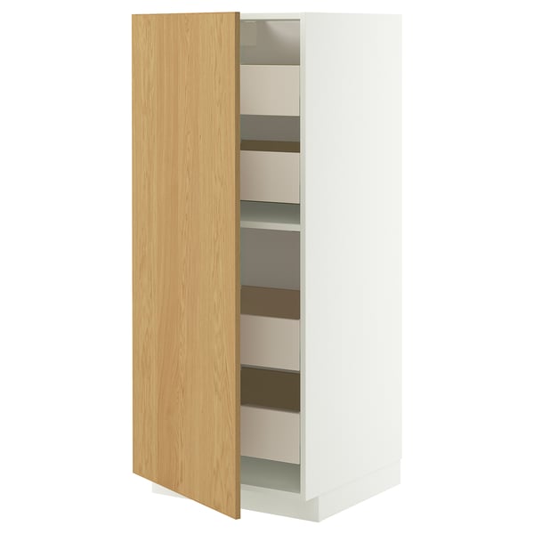 Un meuble de cuisine METOD blanc avec une porte en placage de chêne clair, partiellement ouverte, révélant des étagères et des tiroirs réglables à l’intérieur.