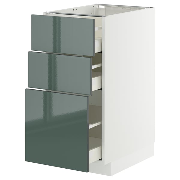 Une armoire de cuisine blanche moderne avec des tiroirs vert-gris brillants, avec des tiroirs à fermeture automatique lisses et un design élégant et contemporain.