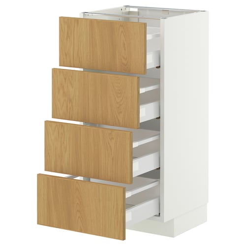 Une armoire METOD blanche avec quatre tiroirs en bois. Les tiroirs ont une finition en chêne clair. L’armoire se tient debout et a un design élégant et moderne.