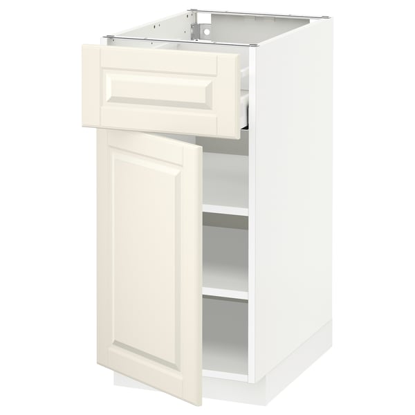Une armoire de cuisine blanche avec un seul tiroir et une porte. Il s’agit d’un design traditionnel avec des bords biseautés.