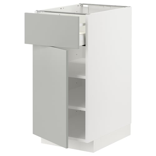Une armoire de cuisine METOD blanche au design moderne et minimaliste, dotée d’un tiroir et d’une étagère ouverte.