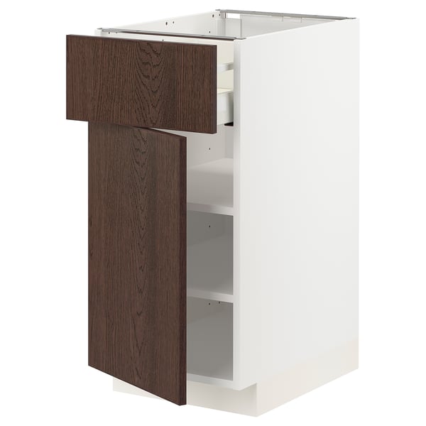 Armoire de cuisine moderne, blanche avec portes en grain de bois brun foncé, forme carrée, deux tiroirs et étagères réglables.