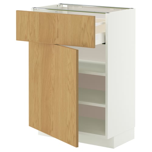 Représente une armoire de cuisine IKEA METOD blanche avec un tiroir et une porte en chêne clair, avec des étagères réglables et un tiroir à fermeture automatique.
