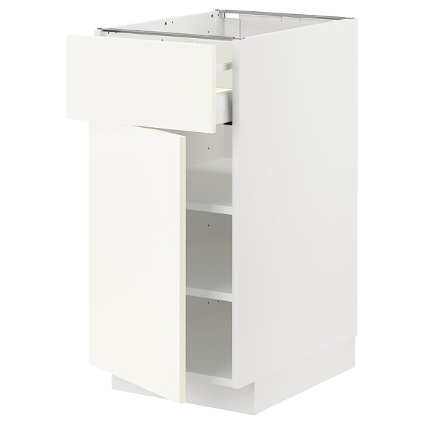 Une armoire de cuisine METOD blanche avec une porte ouverte, révélant un intérieur vide et des étagères réglables.