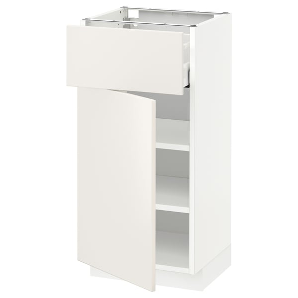Armoire de cuisine moderne blanche METOD, design fin et rectangulaire avec porte simple et étagère réglable.