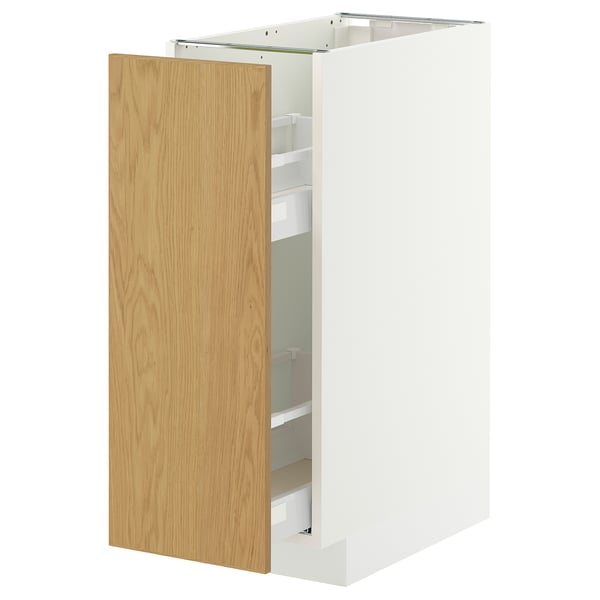 Un meuble METOD blanc avec une porte ouverte en placage de chêne, laissant apparaître des étagères coulissantes.