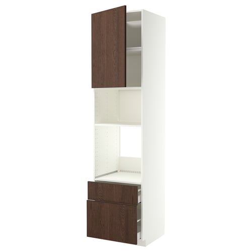 Présente une armoire de cuisine METOD blanche avec des tiroirs et portes en bois brun foncé, présentant un design haut et mince avec des étagères ouvertes.
